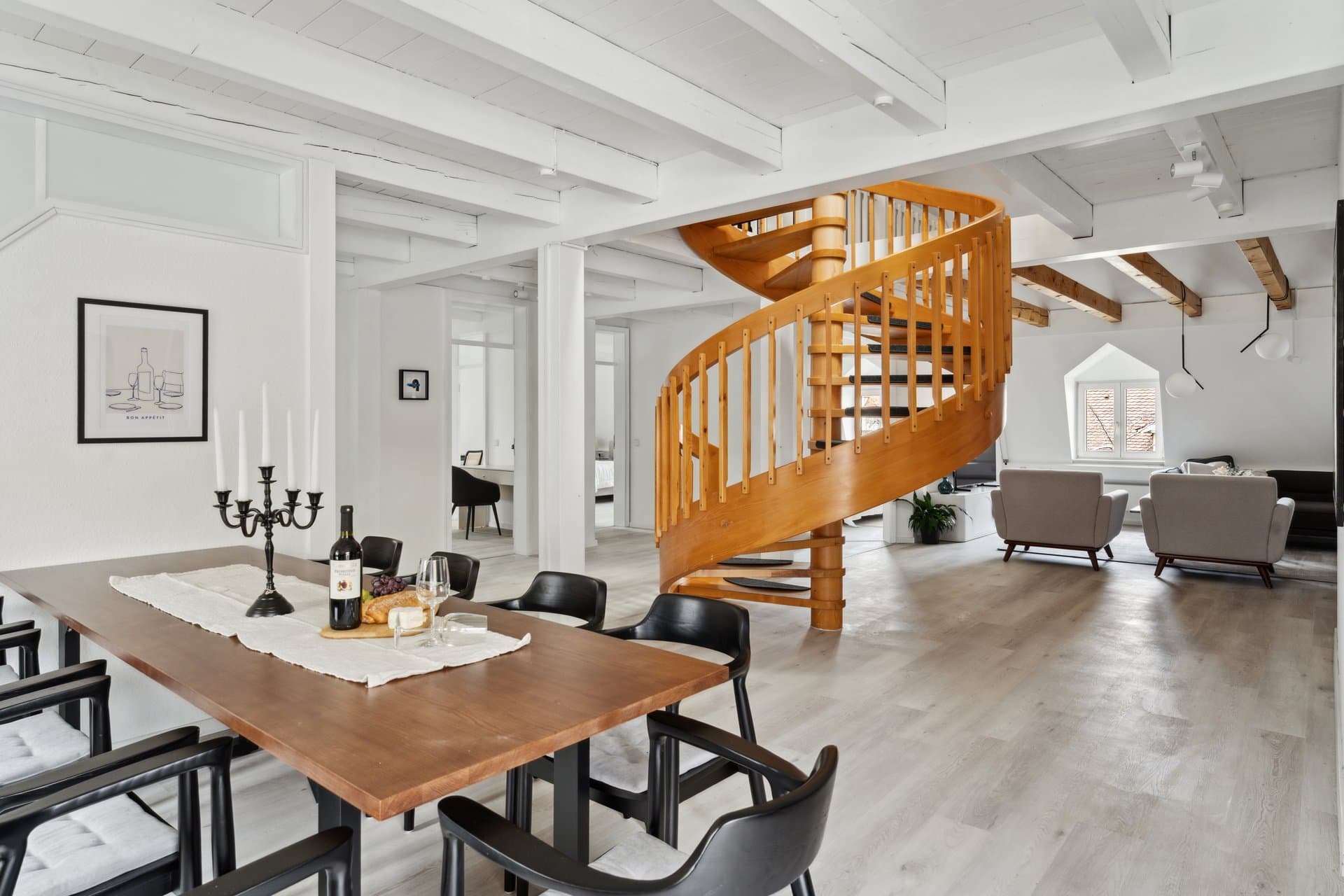 Essbereich mit Wendeltreppe — Bodenseeloft Tettnang
