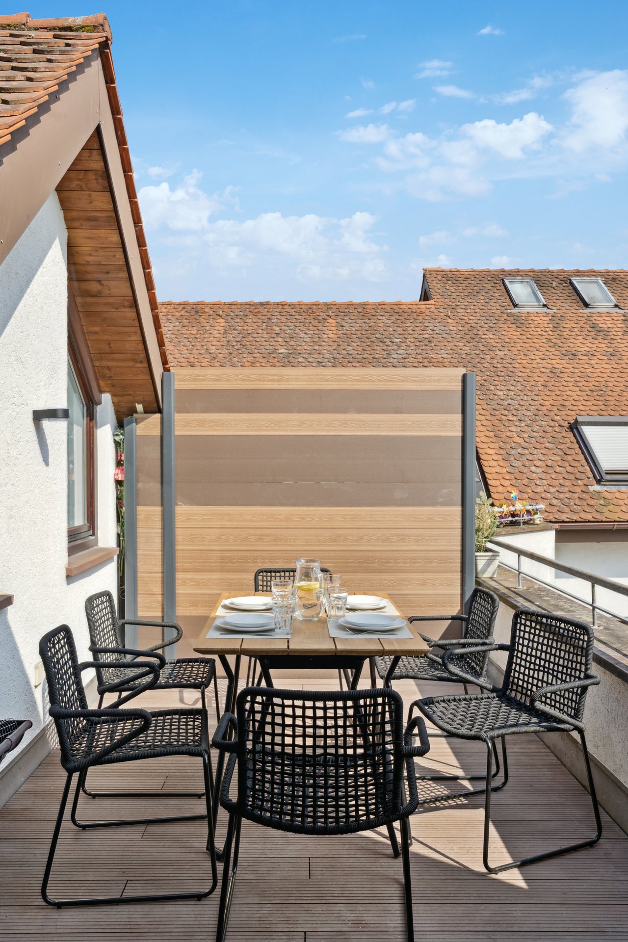 Dachterrasse mit Esstisch — Rückzugsort nach Ausflügen am Bodensee