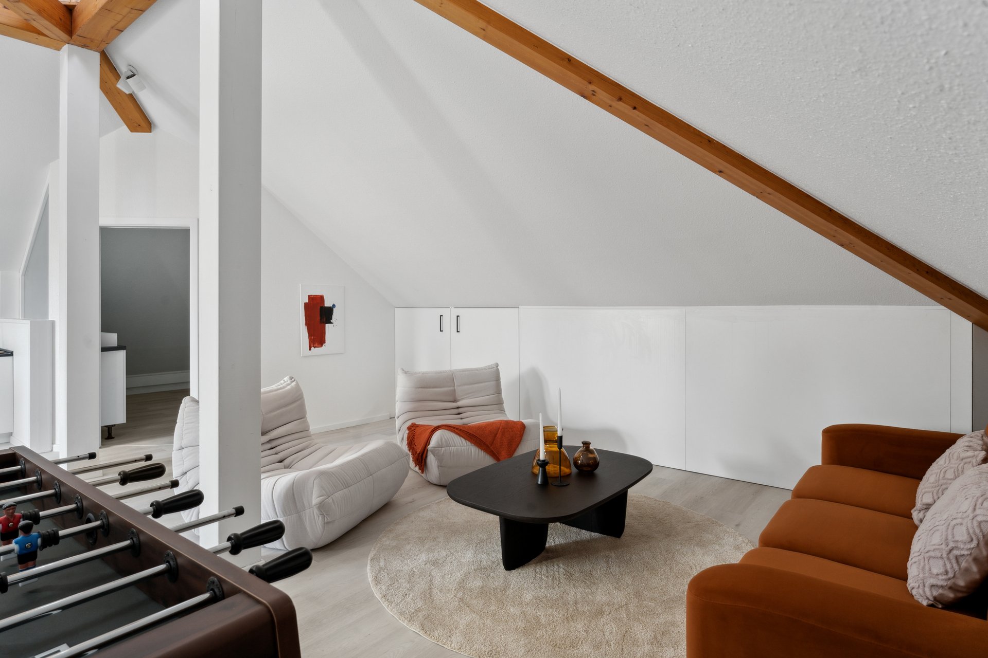 Lounge-Bereich mit Tischkicker — ideal für Gruppenabende